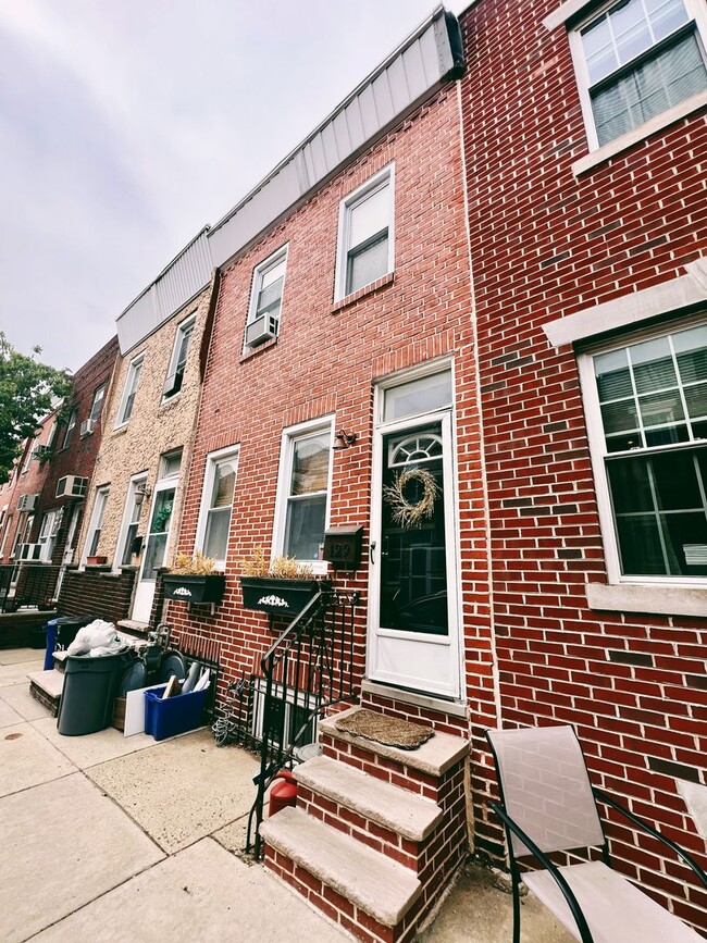 Building Photo - Gorgeous 2-Bed Townhome in Pennsport! Available NOW!