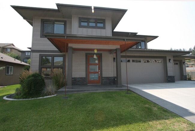 Building Photo - 713 W Willapa Ave Rental
