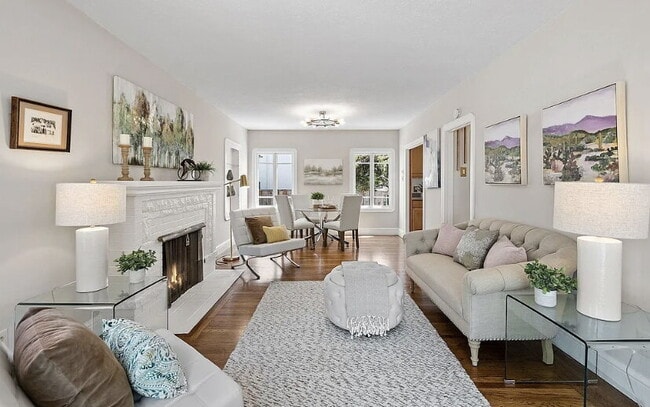 Building Photo - NO HOA!!!  This 1 bedroom 1 bathroom split... Rental