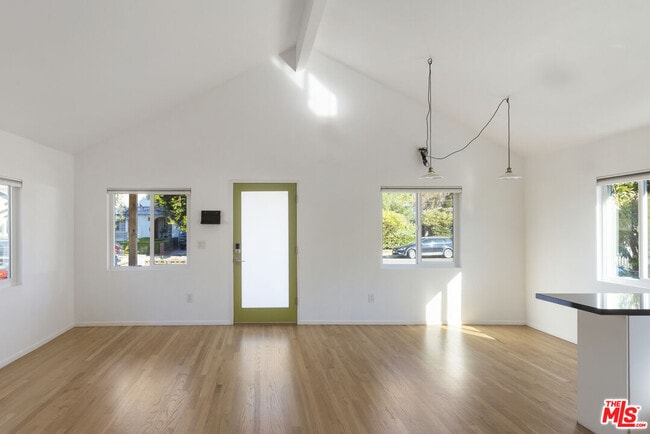 Photo - 5712 Buchanan St