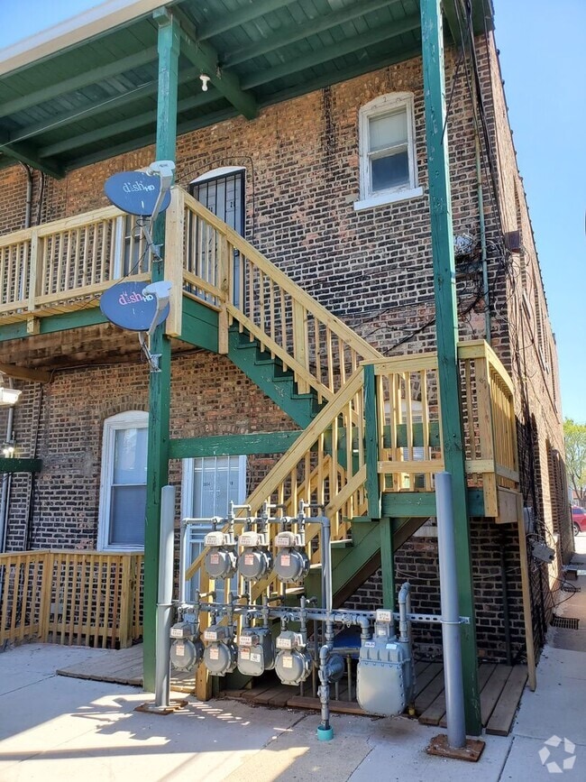 Building Photo - 2 Bedroom 1 Bath in East Chicago Unit 04-1R Rental