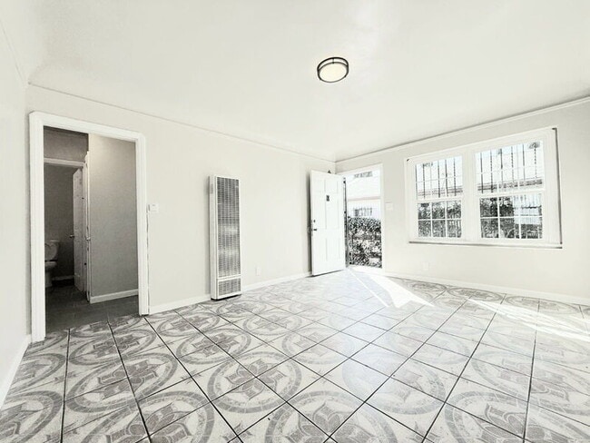 Photo - 338 W 61st St