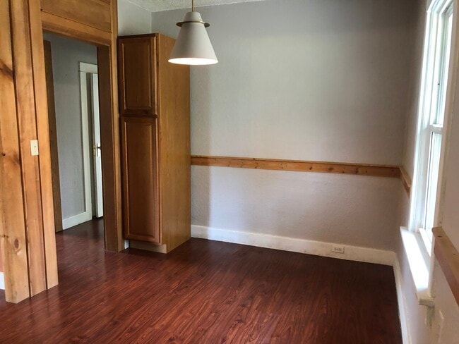 Photo - 535 SE Side St