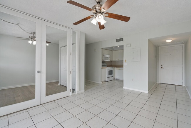 Photo - 701 NW 19th St Unidad 306