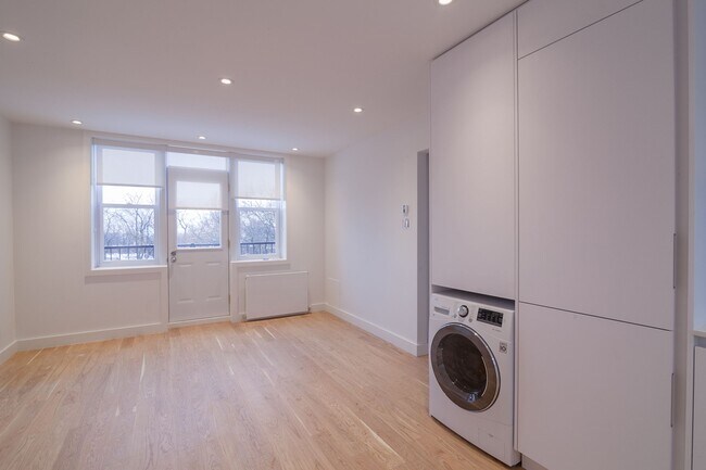 Photo - Queen Mary Plaza