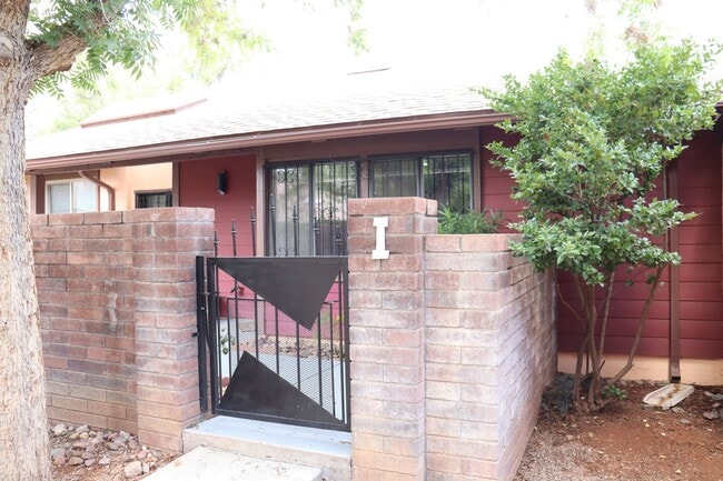 Building Photo - Great Townhouse