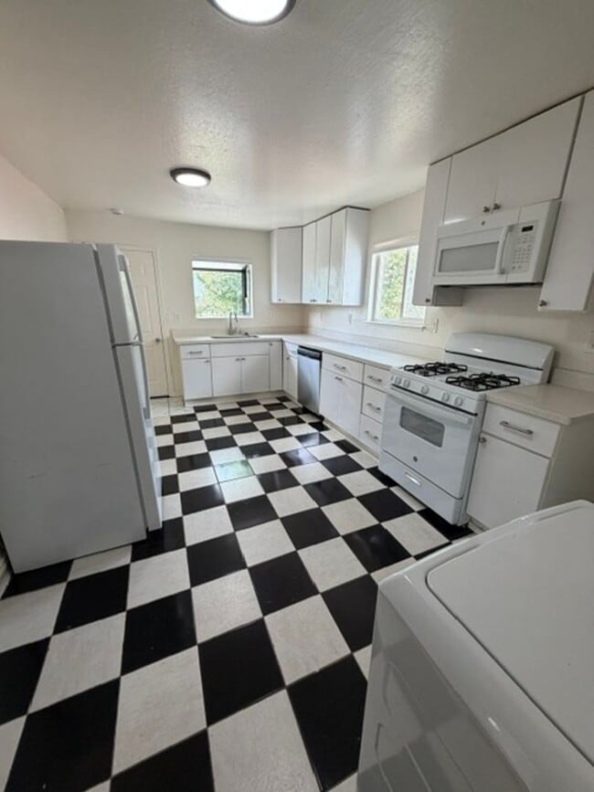 Photo - 3033 West St Unit Upper