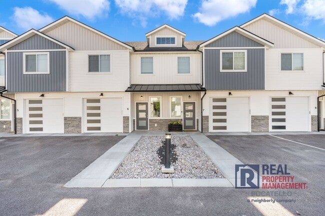 Building Photo - 3 Bedroom 2.5 Bathroom Town Home - 1 Car G...