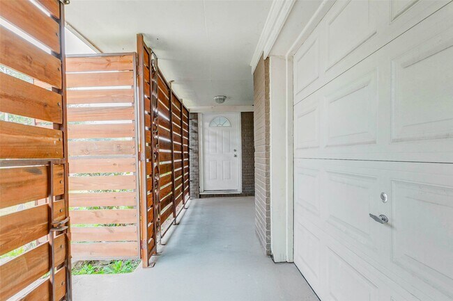 Photo - 230 Bizerte St