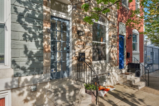 Photo - 210 S Bouldin St