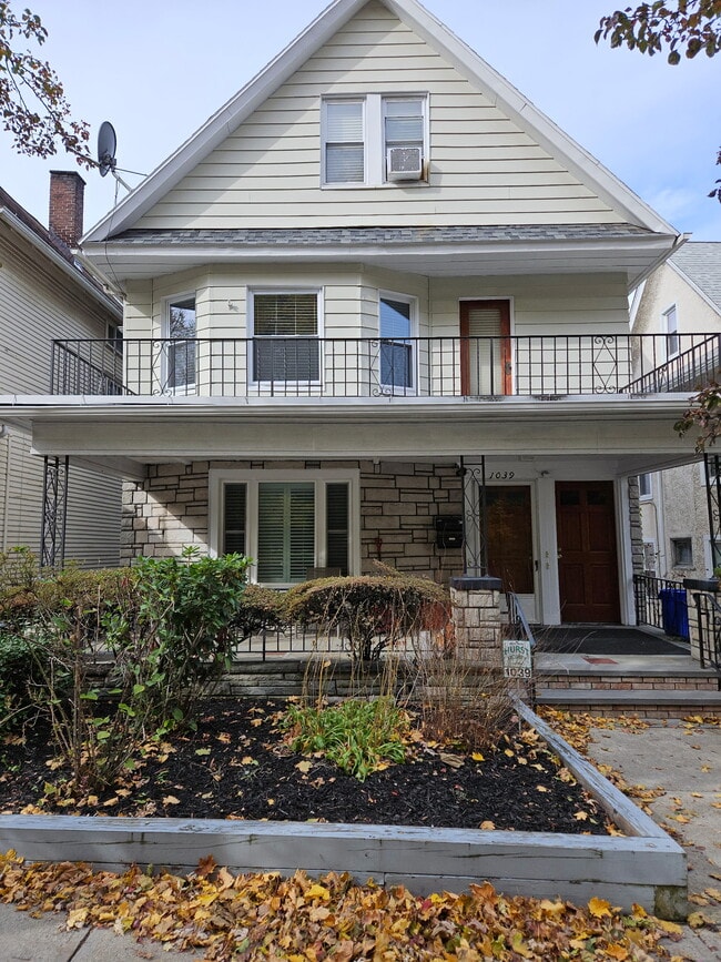 Building Photo - 1039 Clay Ave Unit 1st Floor Apartment