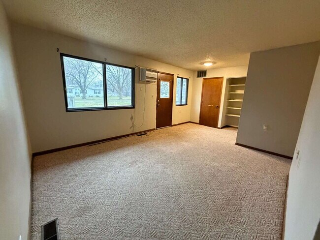 Building Photo - 1&nbsp;Bedroom&nbsp;|&nbsp;1&nbsp;Bathroom&nbsp;Walk-Out Unit 14 B