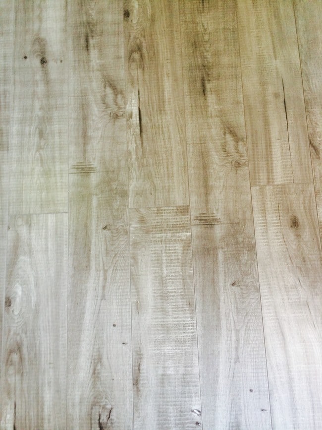 ¡Hermoso y nuevo piso laminado! - Premier Apartments