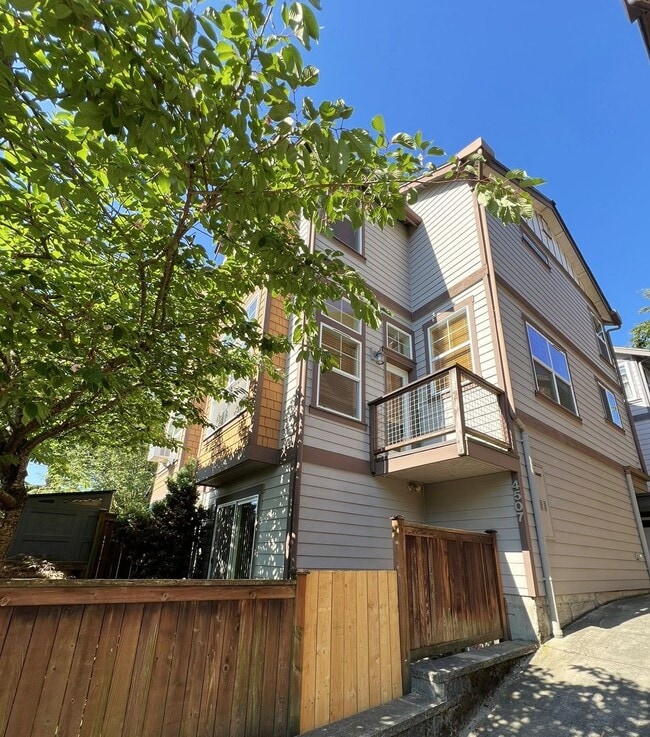 Photo - 4507 Evanston Ave N