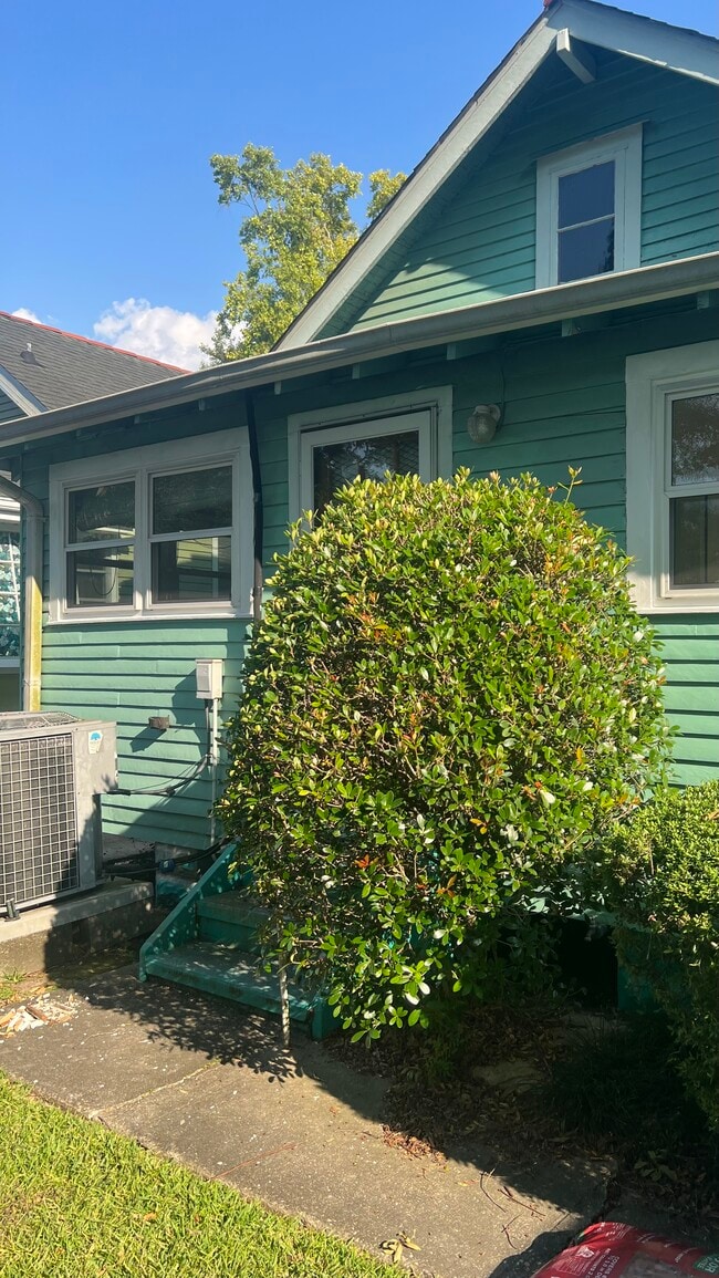 Atrás - 2537 Jasmine St