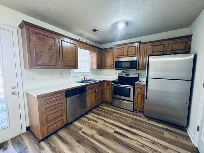 Photo - Beautiful Town House, Conveniently located.