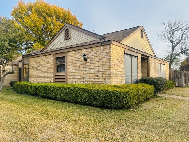 Building Photo - Spacious Townhome