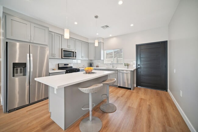 Photo - 8436 Oakdale Ave