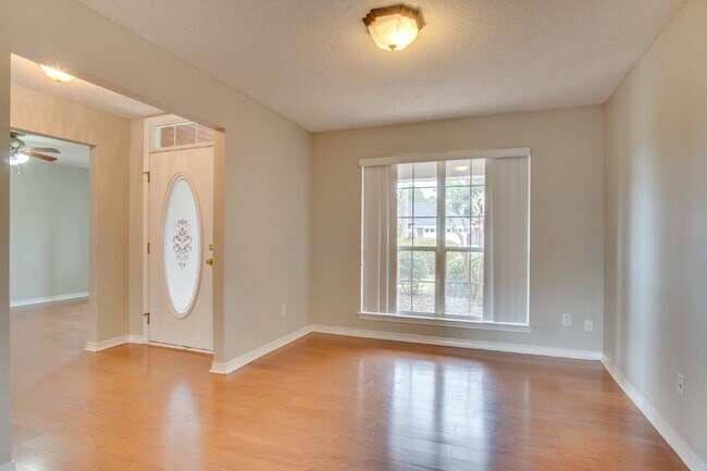 Photo - Stunning 4-Bed, 2-Bath Brick Home in Gulf Breeze – Vaulted Ceilings, Hardwood Floors, Granite Kit...