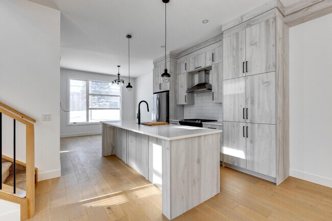 Photo - 2144-2151 51 Ave SW