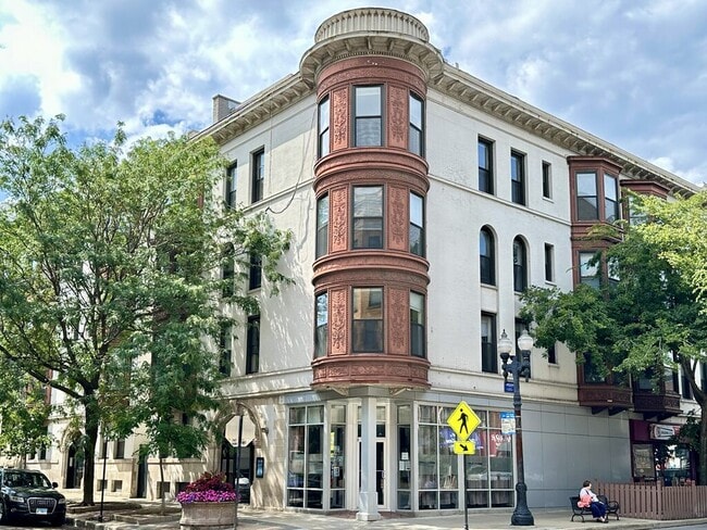 Building Photo - 616 W Surf St Unit J01W
