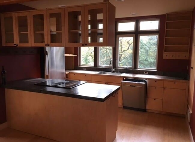 Photo - 4 BD/3.5 Bath home available 05/10/2026 in the South Hills