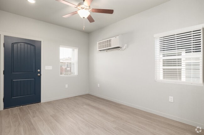 1BR, 1BA - 798SF - Living Room