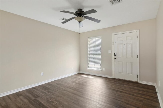 Photo - 5165 Springwood Loop