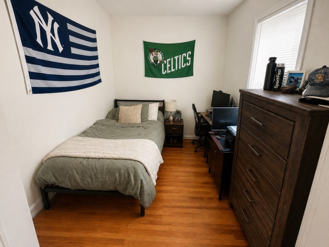 Photo - 136 W 7th St