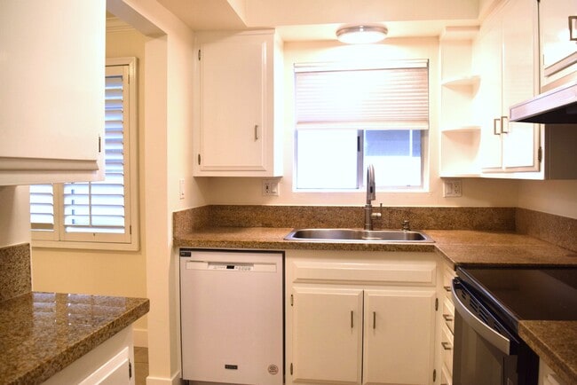 Kitchen with Granite Countertops - Sea Cliff Apartments