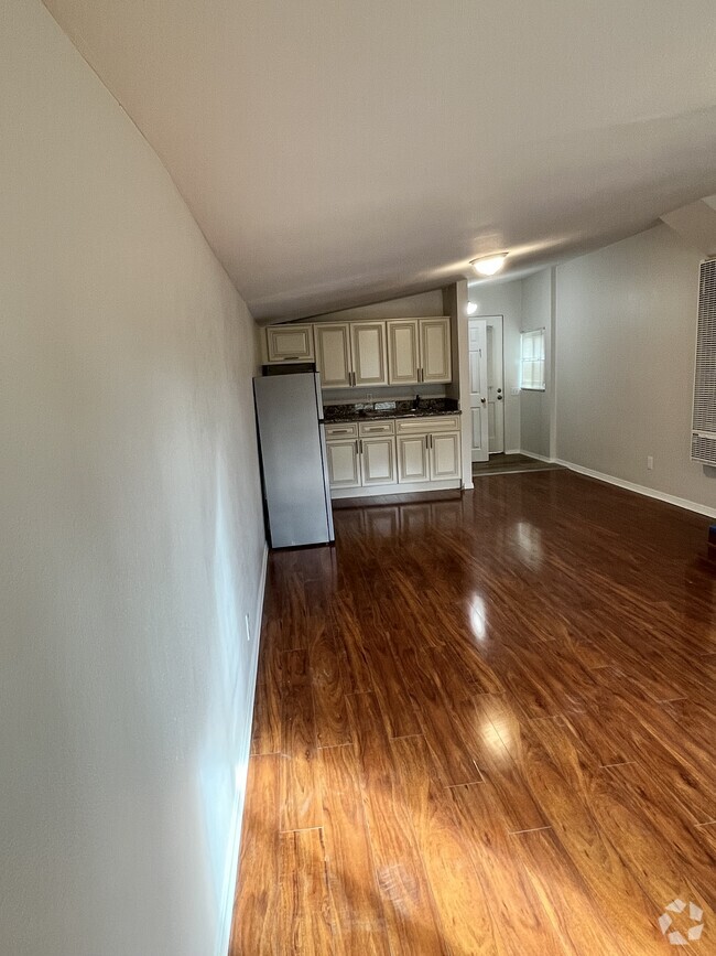 Building Photo - 136 Orange Grove Ave Rental