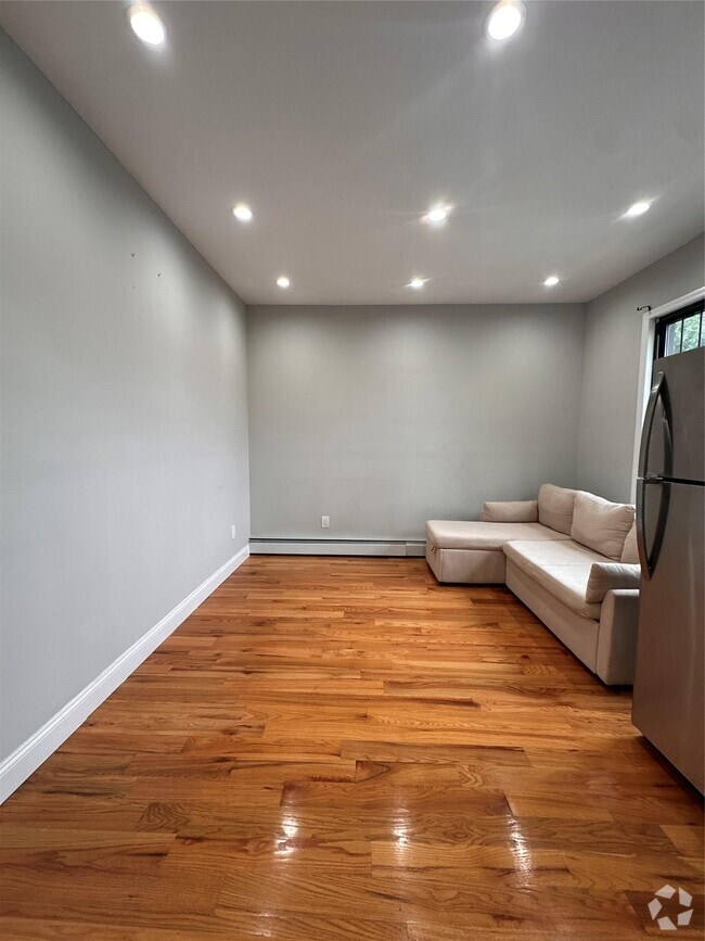 Building Photo - 24-33 Crescent St Unit 2F Rental