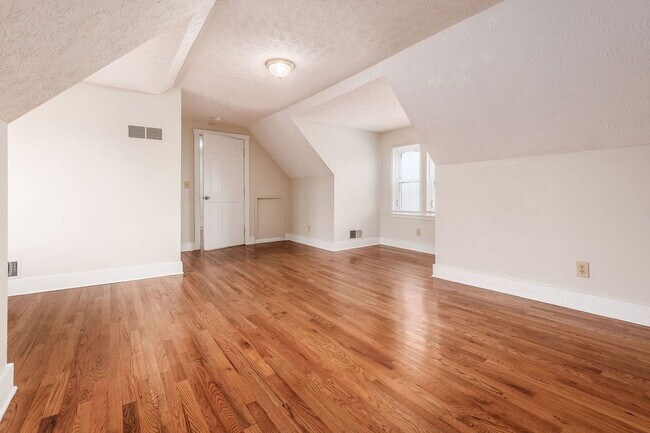 Photo - 1371 Summit St