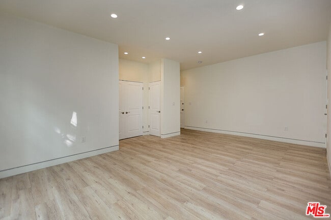 Photo - 7223 Willoughby Ave Unit 103