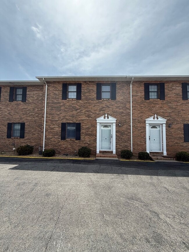 Building Photo - Charming All-Brick Condo in the Heart of Kingsport.