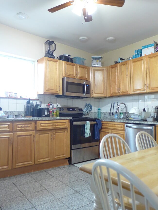 Photo - 832 Parker St