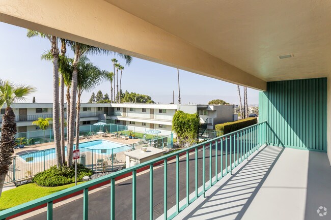 2 BR, 1 BA - 825 SF