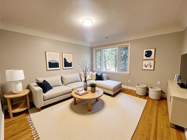 Building Photo - Spacious Suite In North End Unit 4