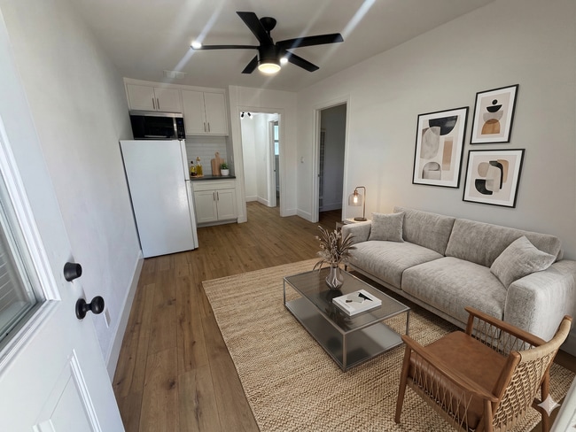 Building Photo - 10028 San Fernando Rd Unit #2