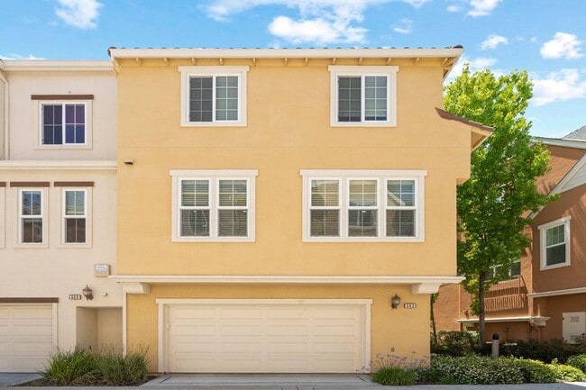 Building Photo - STYLISH, EXCELLENTLY LOCATED HOME CORNER UNIT | EASY ACCESS