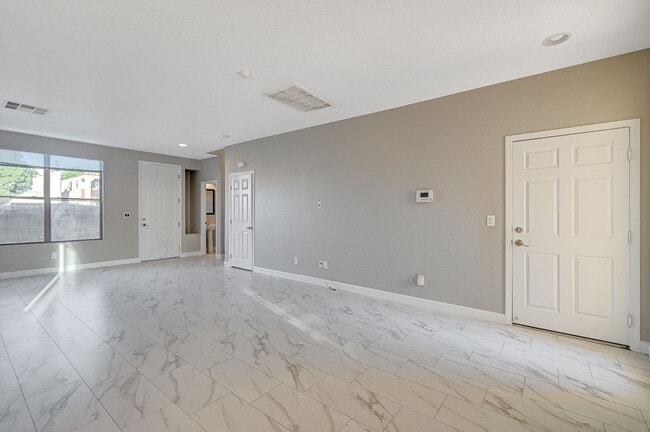 Photo - 1894 Versante Ave