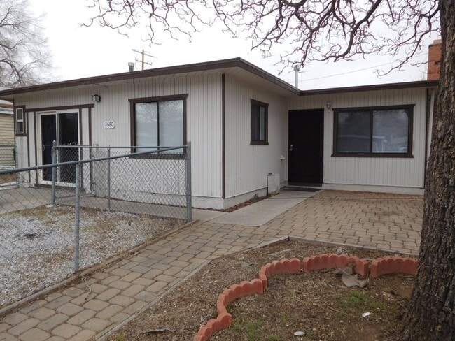 Building Photo - 5 Bedroom , 3 Bath Home close to UNR