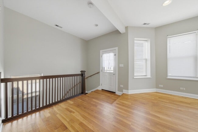 Photo - 4742 N Sawyer Ave Unidad 2