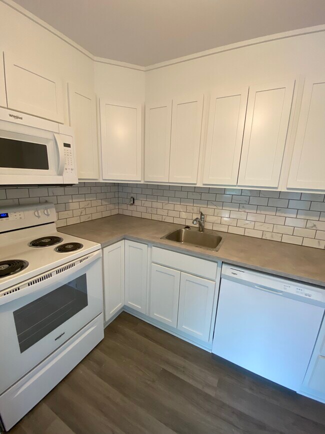 Photo - SPACIOUS RENOVATED TWO BEDROOM APARTMENT -... Unit 12