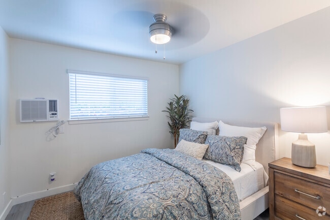 2 BR, 1 BA - 900 SF