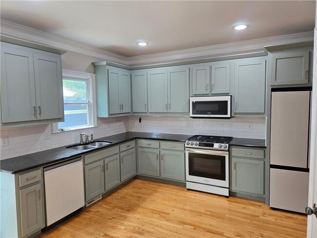 Photo - 105 Selman St SE