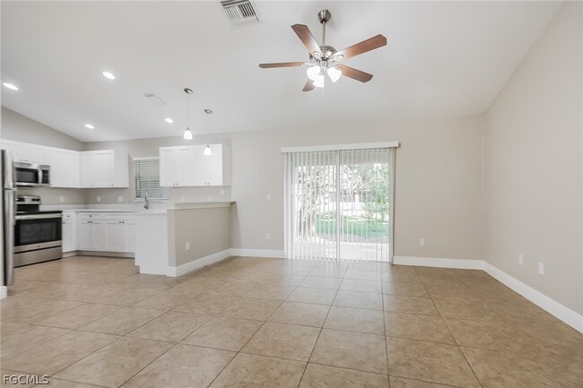 Photo - 1018 Card St E