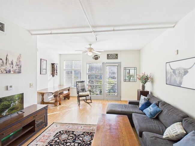 Photo - 711 W 26th St Unit 606