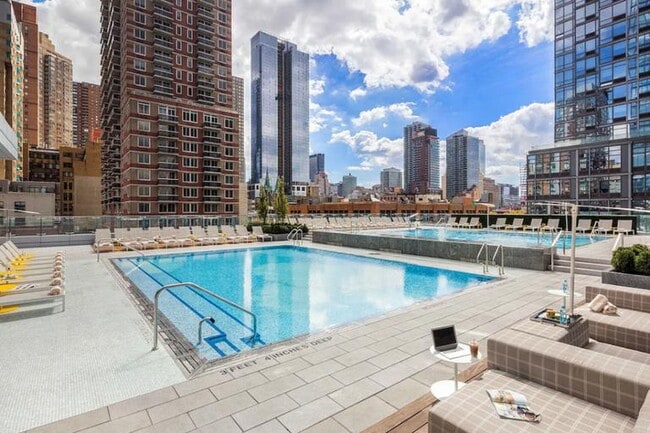 635 W 42nd St Unit 17T