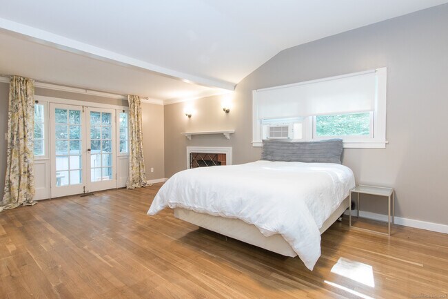 Photo - 211 New Canaan Rd